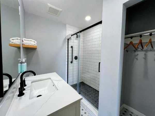 Tides Oceanview Inn and Cottages image 17